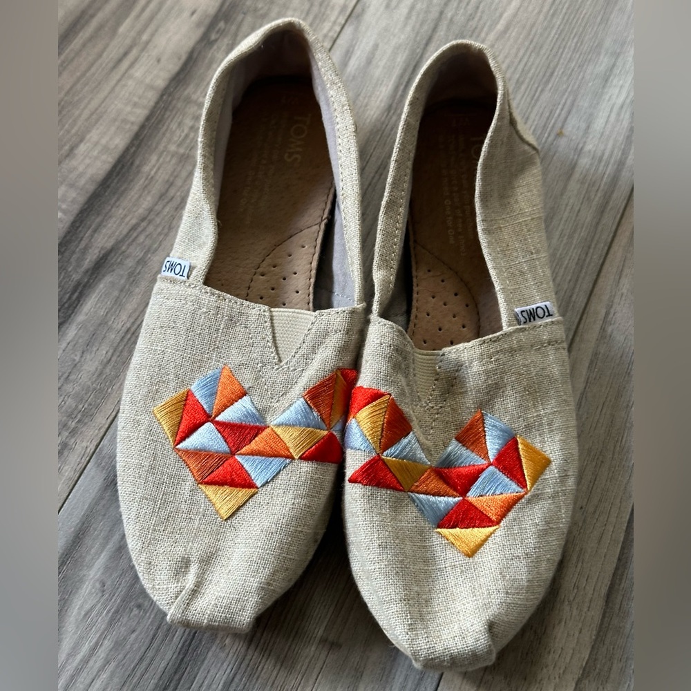 Toms Natural Burlap Embroidered Slip On Tribal Shoes in a Oatmeal Color Size 7